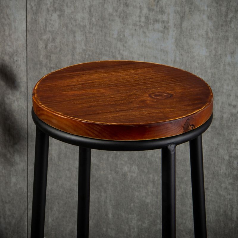 Industrieller Barhocker aus braunem Holz, Distressed-Hocker für den Innenbereich mit rundem Sitz