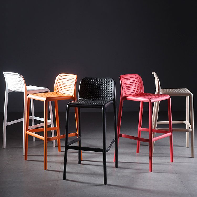 Taburetes de bar contemporáneos de plástico y metal, taburete de bar Bristol con respaldo bajo y reposapiés