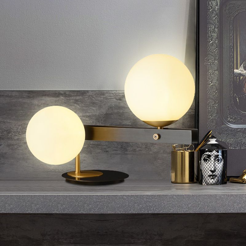 Opal Glass Sphere Table Light Moderniste 2 Bulbes Small Desk Lampe With Black Metal Base