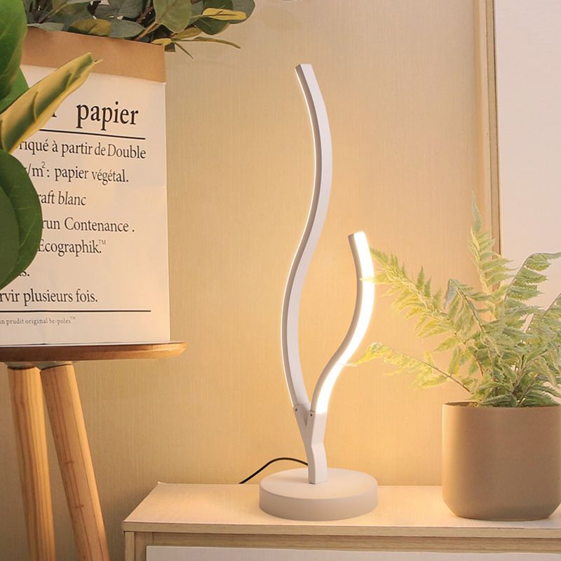 Lámpara de mesita de noche LED minimalista con iluminación de tareas con curvas acrílicas en blanco y negro con base de metal circular