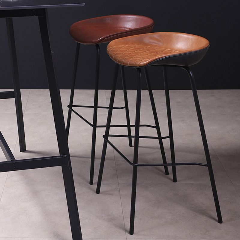 Barhocker aus Metall im Vintage-Stil mit niedriger Rückenlehne und Riemenpedal, 30-Zoll-Barhocker