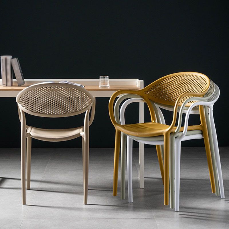 Chaises contemporaines avec bras de salle à manger, chaise latérale en plastique à dossier ouvert pour la cuisine