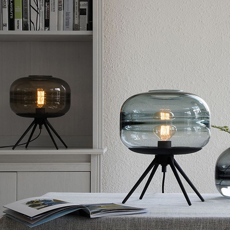 Postmoderne UFO-förmige Glas Tischlampe Single-Bulb-Nachttischlicht mit Quadpod