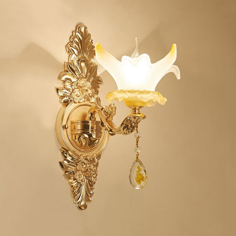 Petal Wall Sconce Vintage Verre Opale Verre d'opale 1/2-Bulb Gold Wall Lightture With Teardrop Crystal Deco