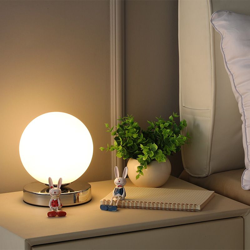 Lampada da tavolo geometrica con finitura cromata Lampada da comodino moderna in vetro bianco a 1 testa con decorazioni giocattolo