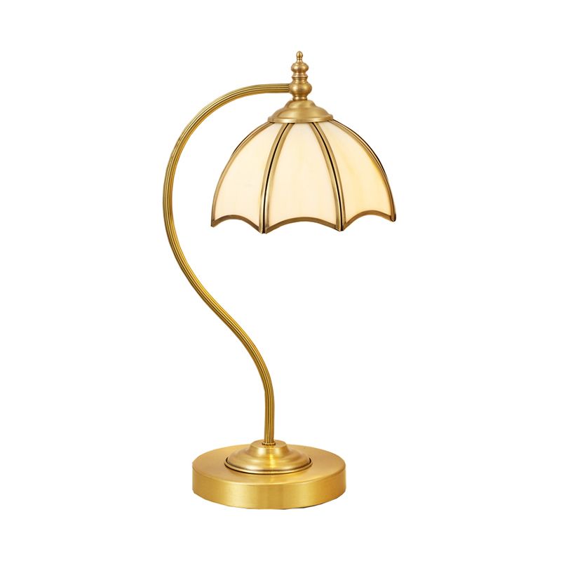 Brass Table Light Vintage Metal Vintage 1 Bulb camera da letto Luce notturna con tonalità di vetro bianco smerlato