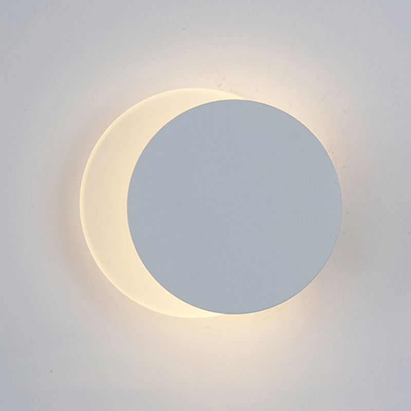 Schlafzimmer mit einer Kopfwand nach Metall postmoderne Wand montiertes Leuchte