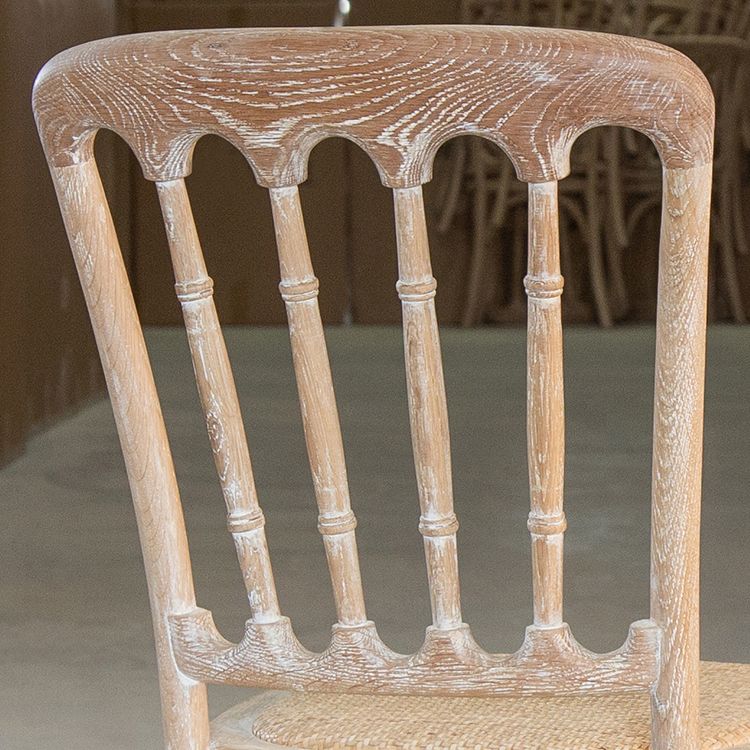 Patio de madera de la granja que cena la parte posterior natural del listón de la silla lateral que cena las sillas
