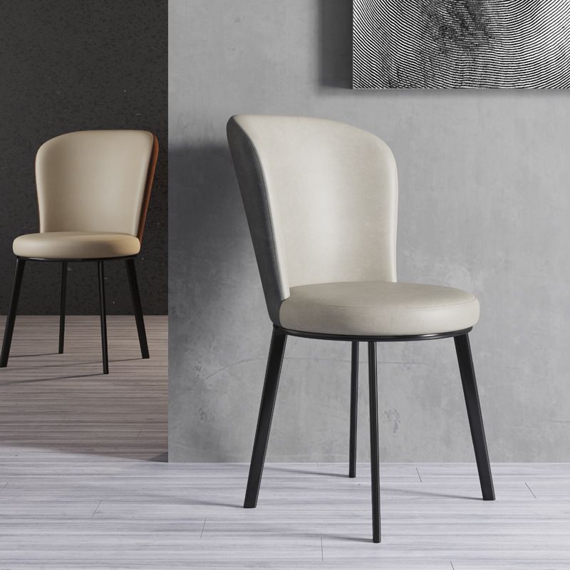 El lado contemporáneo del comedor preside la silla curvada de cuero mate de Parsons
