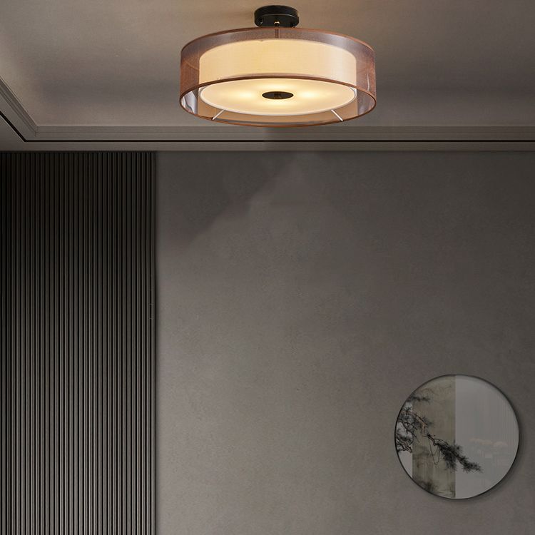 Traditionele trommel dicht bij plafondlichte stof plafondlamp in het zwart
