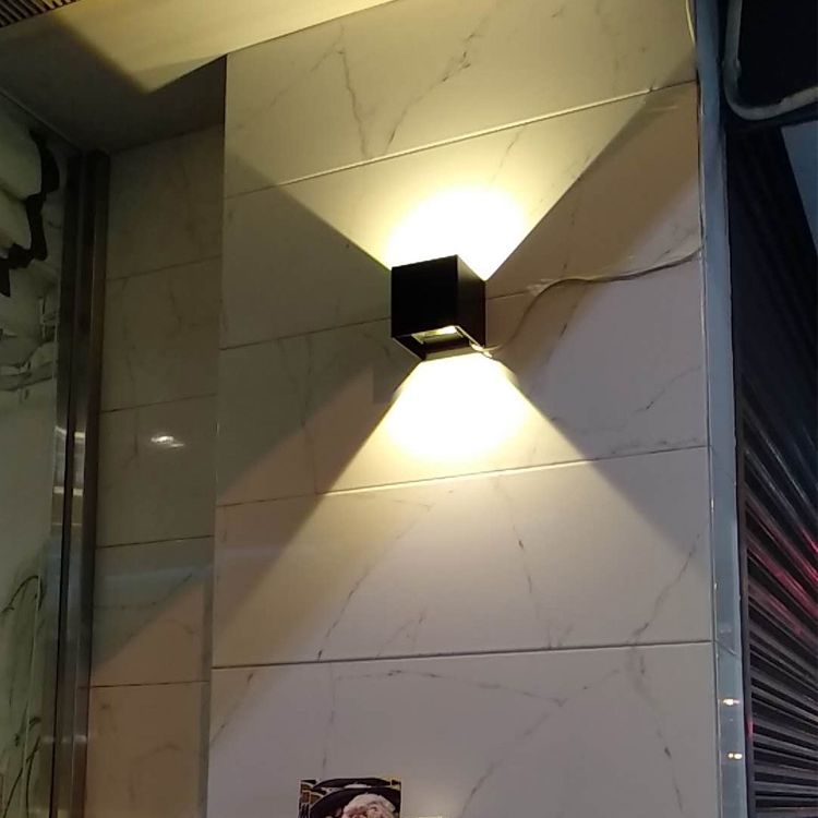 Moderner minimalistischer Stil quadratisch auf und ab LED Wandleuchte Metallwandleuchten für Außenwand