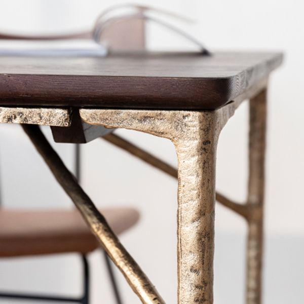 Traditionele luxe eettafel Bruine vaste houten eettafel met metalen basis