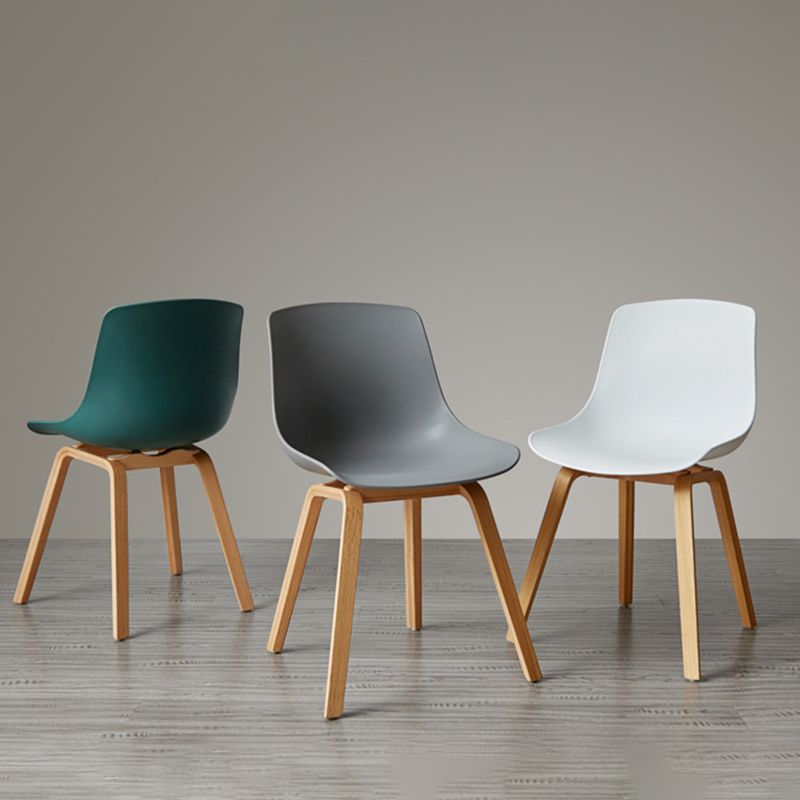 Silla de comedor con acabado mate de madera, silla lateral con respaldo sólido de restaurante escandinavo