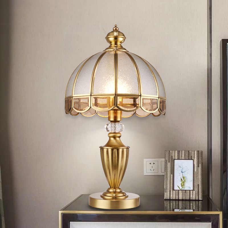1 Testa glassata di vetro notturno Colonialismo oro Dome Ode Lampada da tavolo in metallo camera da letto con accento di cristallo chiaro