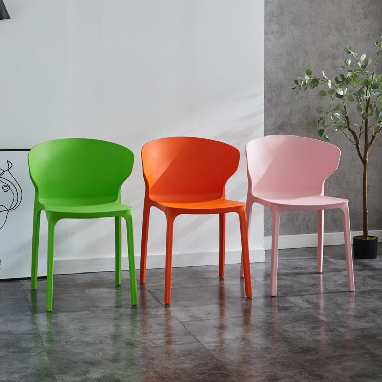 Chaise de salle à manger empilable en plastique à oreilles de fauteuil contemporain à la maison