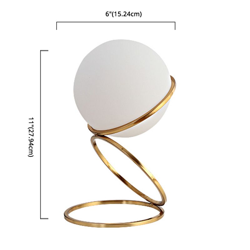 Lampe de nuit à anneau doré minimaliste à 1 lumière table métallique légère avec une teinte en verre de lait à balle