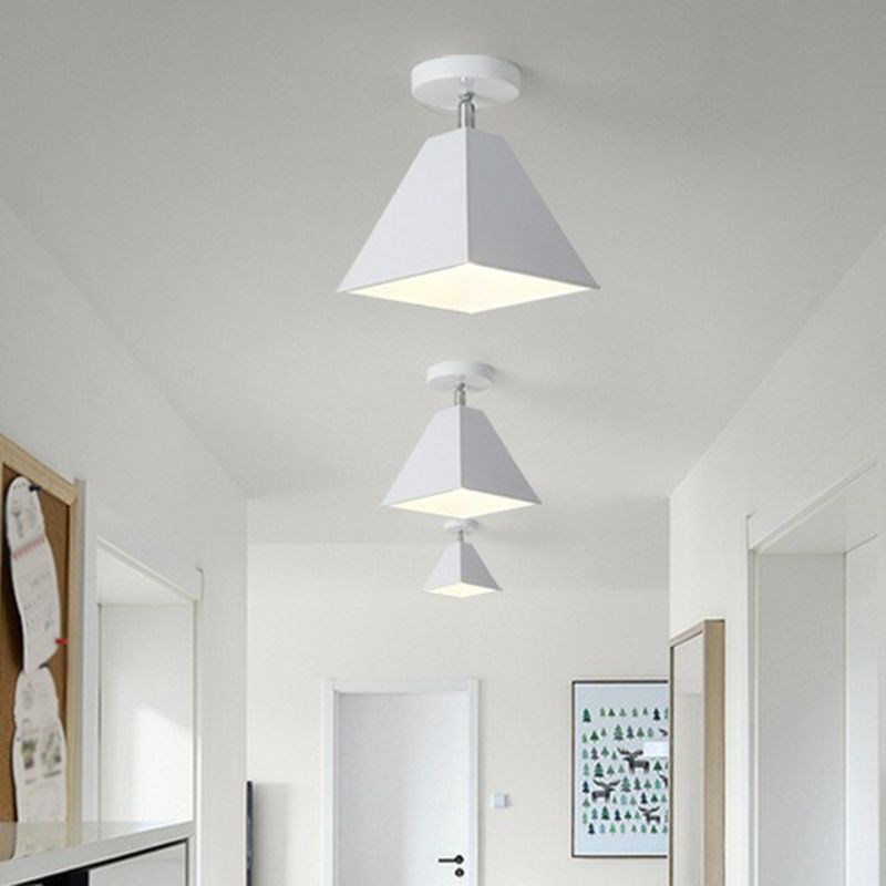 Luz montada en techo de pasillo de una sola bombilla metálica de montaje semi empotrado trapezoidal Simplicity