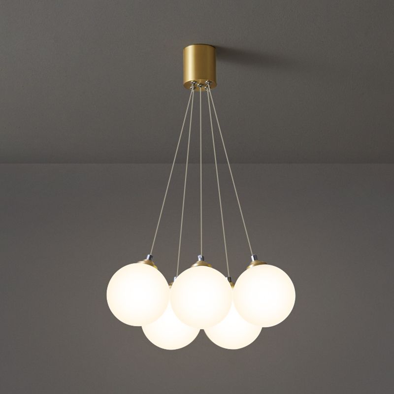 Moderne modische Globus Hanging Lampe Kupfer Innenheizlicht mit weißem Glasschatten