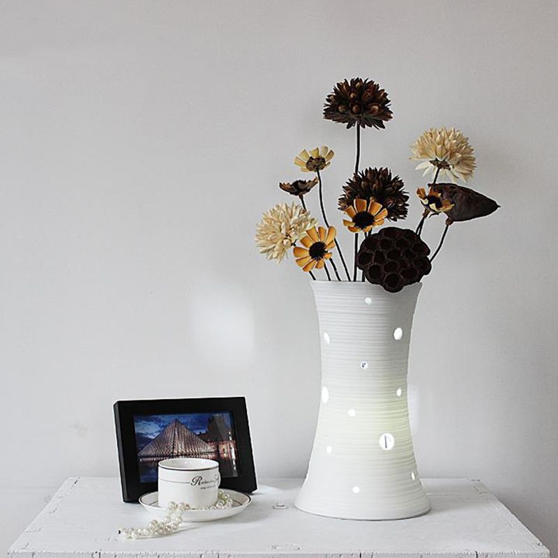 5,5 "/7" W Keramik weiße Nachttisch Leichte Vase LED Pastoral Night Tischlampe mit getrocknetem Blütendekoration