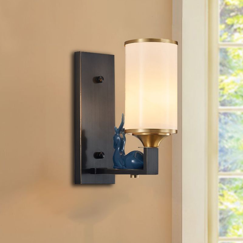 Idea di illuminazione da parete di vetro opale per la spia singola su lampadina di panna anticato con backplate rettangolare in bianco