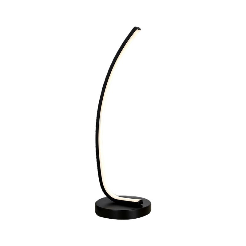 Bend lineaire slaapkamer nachtlamp Metallic LED modernisme tafellicht in zwart/wit voor studieruimte