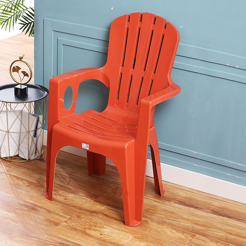 El estilo minimalista que cena el brazo preside la silla lateral apilable del listón plástico para el uso en el hogar