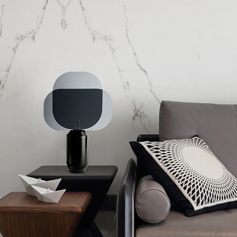 Lampada da comodino a 1 testa in acrilico con illuminazione da lavoro oblunga modernista in nero con base in resina