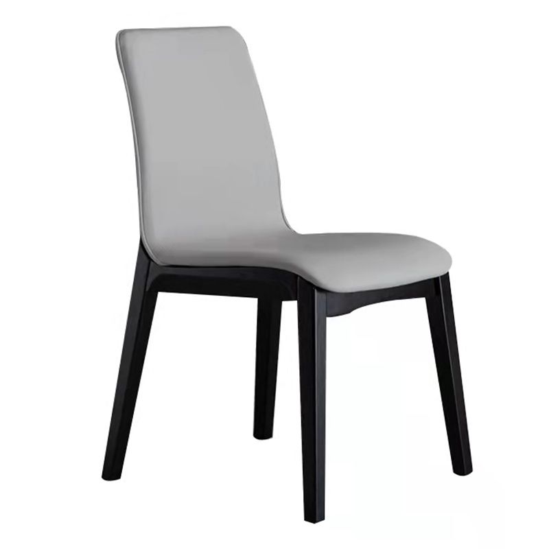 Chaise d'appoint industrielle à dossier solide en bois d'hévéa, chaise de salle à manger en cuir au fini mat avec pieds noirs