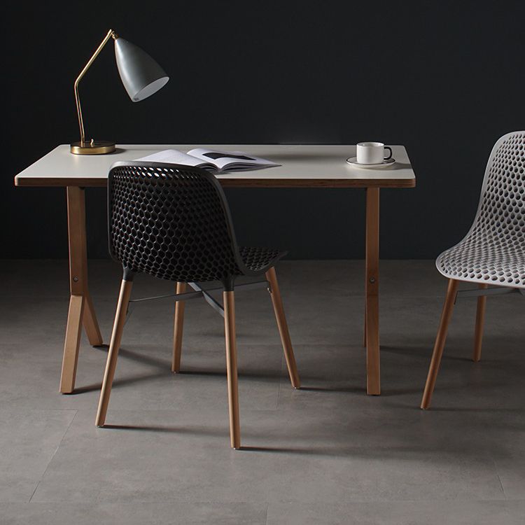 Chaise de salle à manger en plastique de style scandinave, sans accoudoirs, à dossier solide, avec pieds en bois