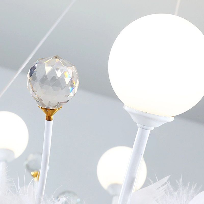 Luz colgante de LED de plumas blancas en una lámpara de aluminio de estilo de lujo moderno con decoración de cristales