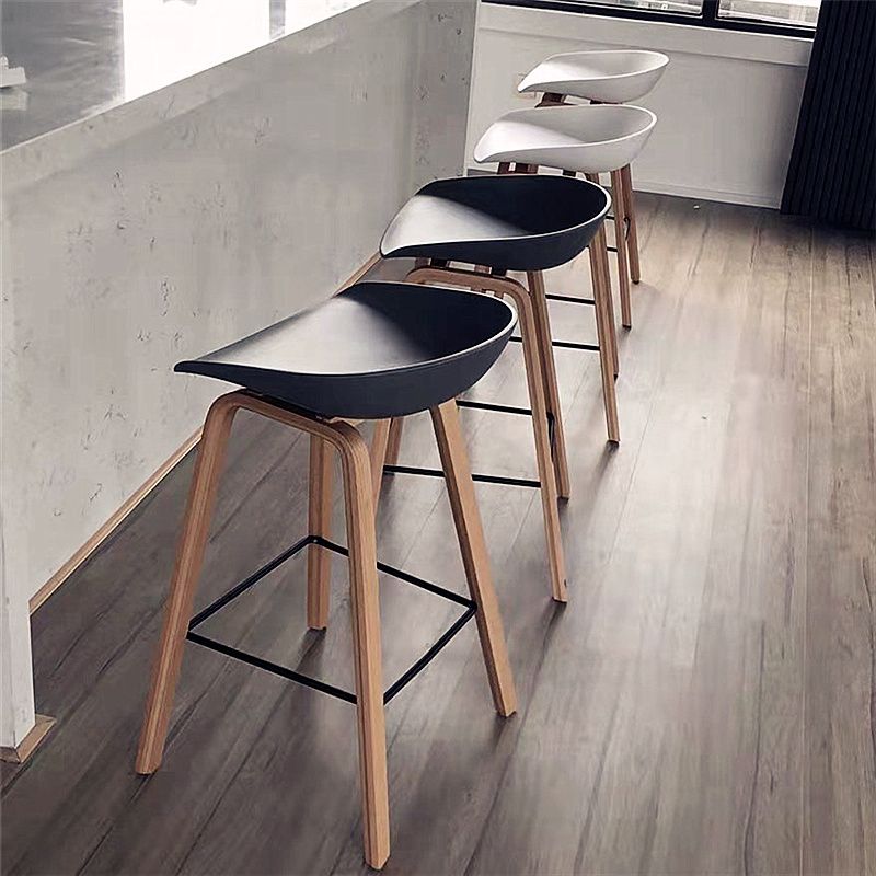 Moderner Barhocker aus massivem Holz für den Innenbereich, Eimer-Thekenhocker mit Kunststoffsitz