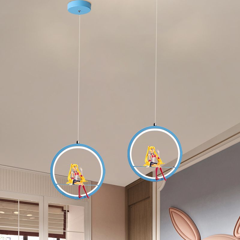 Round Girls Bedroom Pendant Pendant Chandelier Metallic LED Cartoon Hanging Light avec une fille de fille en rose / bleu