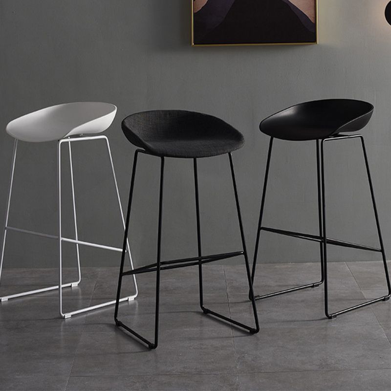 Tabourets de comptoir scandinaves en plastique et acier, sans dossier, avec siège baquet (Ensemble de 2)