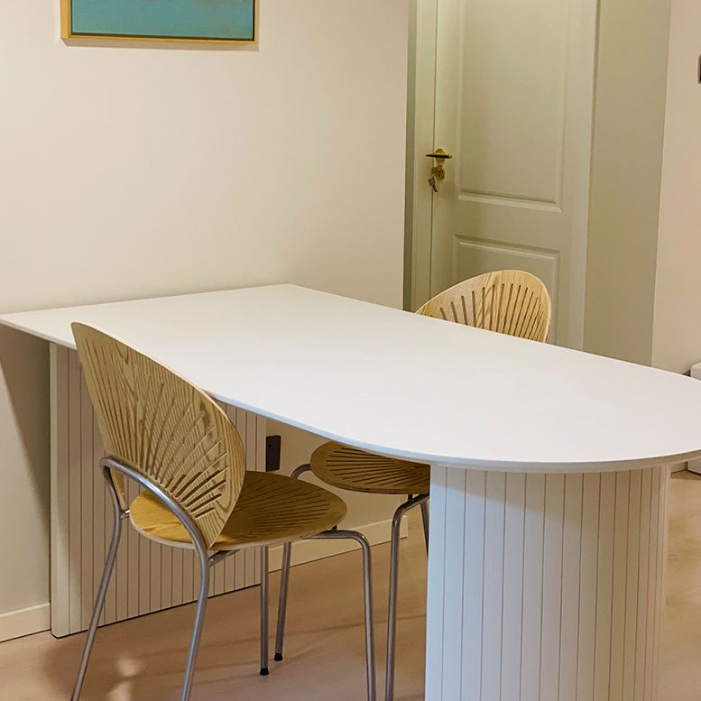 Eigentijdse huis dennen vaste houten eettafel vrije vorm tafel met dubbele voetstukbasis