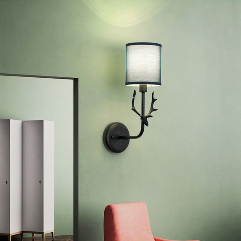 Rustikale Zylinderlampe 1 Lampenharz und Stoffwandmontage in Schwarz/Weiß mit Geweihdekoration