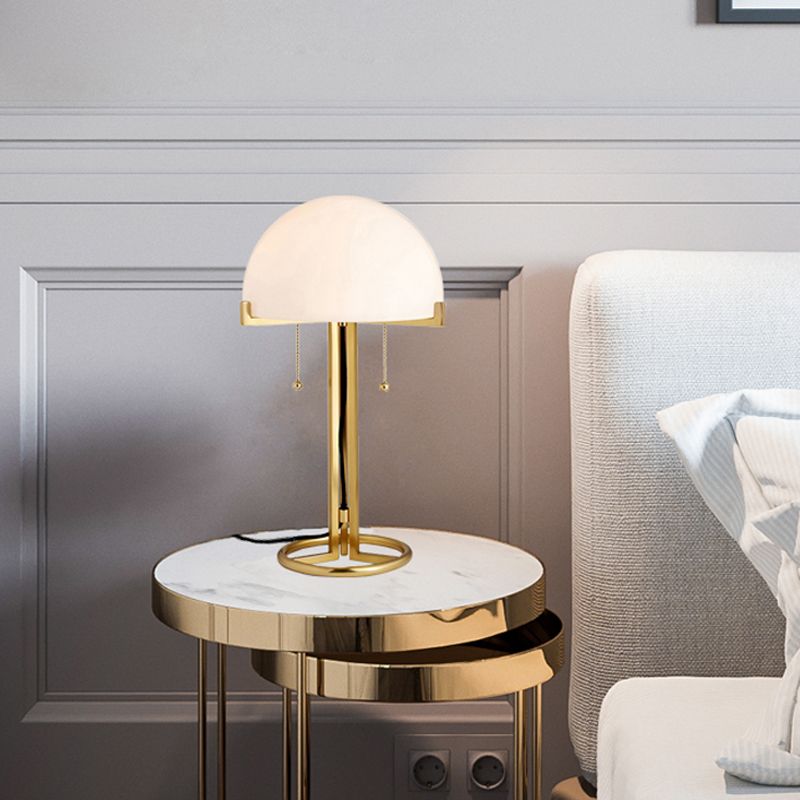 Lampada da comodino in metallo con scodella Illuminazione notturna minimalista in vetro bianco a 1 testa dorata per camera da letto