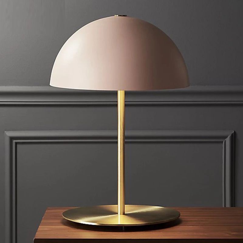 Lampada da tavolo moderna e premurosa lampada da scrivania metallica per il salotto della camera da letto dello studio