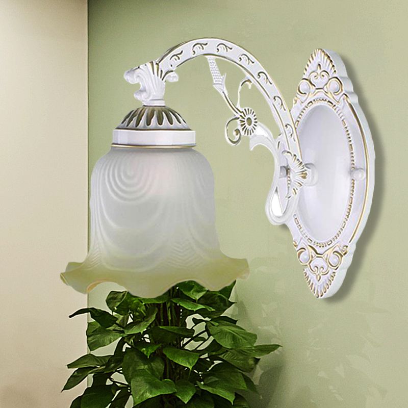 Black / White Sicloped Sconce Light Retro Retro Grosted Glass Shade 1/2-Light Room Room Wall Lampe avec bras incurvé