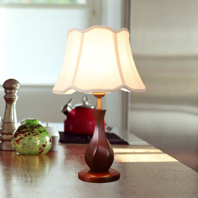 Platteland wijd uitlopende nacht staan ​​licht 1 lamp stof tafellamp met geschulpte afwerking in vlas/beige