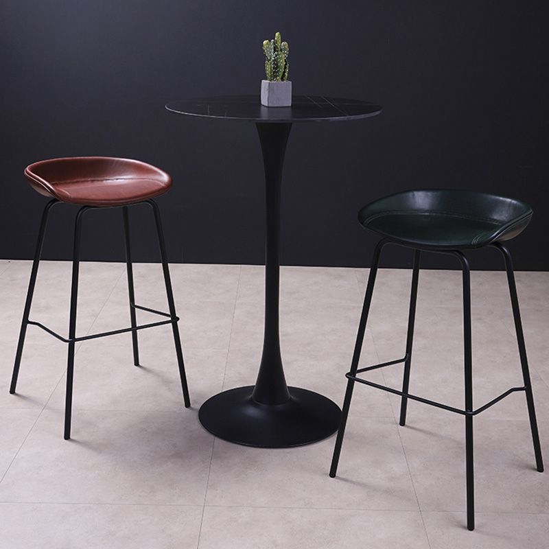 Barhocker aus Metall im Vintage-Stil mit niedriger Rückenlehne und Riemenpedal, 30-Zoll-Barhocker