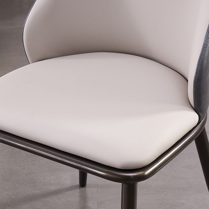 Moderne Metallflügelback -Stuhl -Leder -Essstühle mit schwarzen Beinen