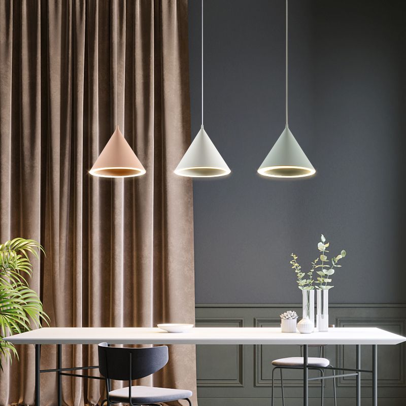 Nordic moderne suspendu au plafond Cône Fer 1-Light Pendant Light pour chambre à coucher