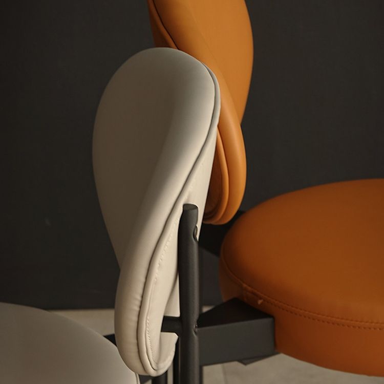 Silla lateral con respaldo abierto para restaurante moderno, silla de comedor de cuero PU con patas negras