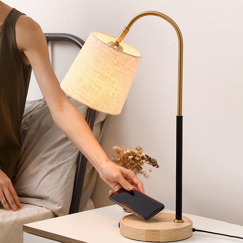 Tissu Barrel Desk Light moderne 1 ampoule rouge brun rouge / beige lampe de table de nuit beige avec bras en métal courbé