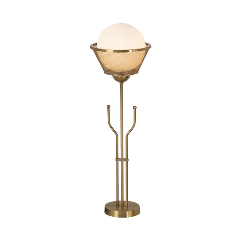 Messing Finish Ball Table Beleuchtung Post moderne 1 Glühbirnen -Metallic Lesebuchlampe mit Trident -Basis
