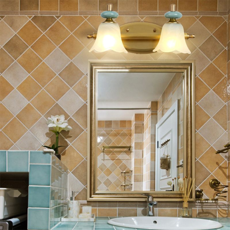 Modernismo tocador armado metal ligero 2/3 cabezas lámpara montada en la pared en latón con flores de vidrio de vidrio