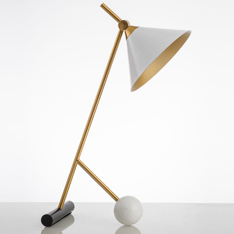 Sphère de chevet de chevet de chevet marbre simple simplicité de simplicité table de table de chevet avec nuance métallique conique