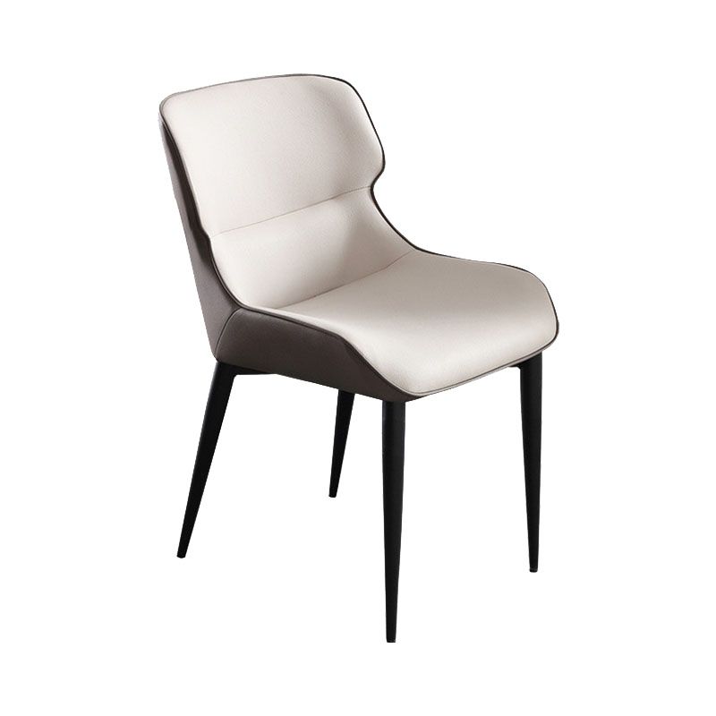 El comedor contemporáneo preside la butaca curvada de cuero mate de Parsons
