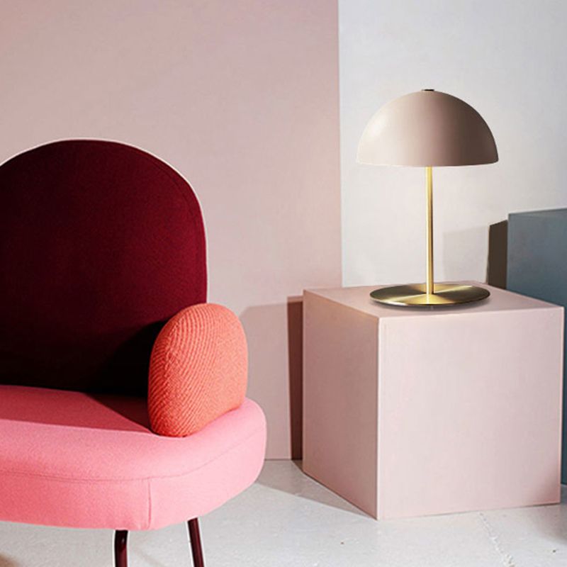 Lampada da tavolo moderna e premurosa lampada da scrivania metallica per il salotto della camera da letto dello studio