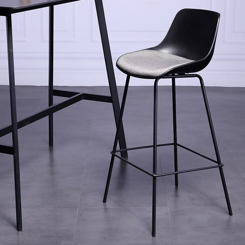 Tabouret de bar industriel rembourré blanc, haut d'intérieur noir avec siège baquet